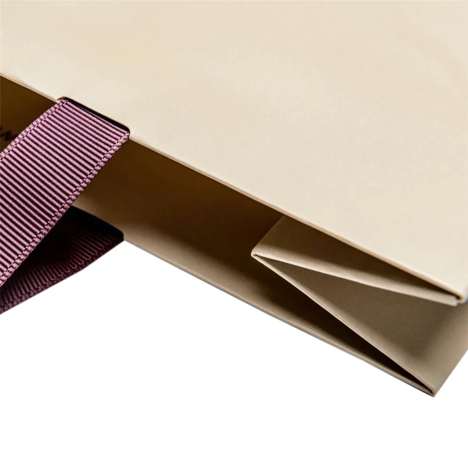 Sacs en papier kraft jetables d'emballage de vêtement d'achat biodégradable personnalisé en gros avec impression de logo
